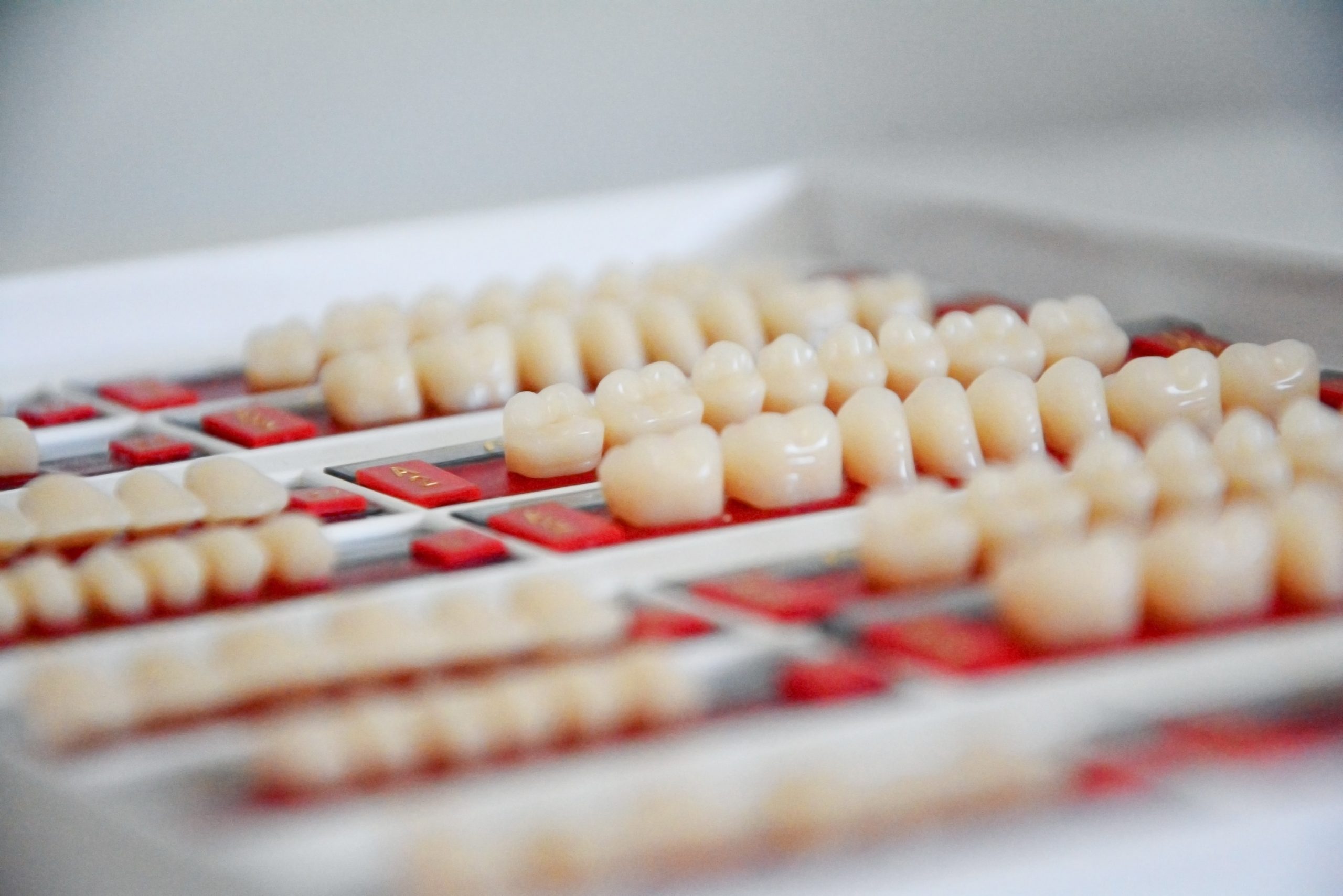 Co to są implanty zębów? 