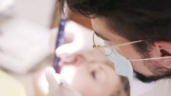 Ile czasu trwa założenie implantu zęba